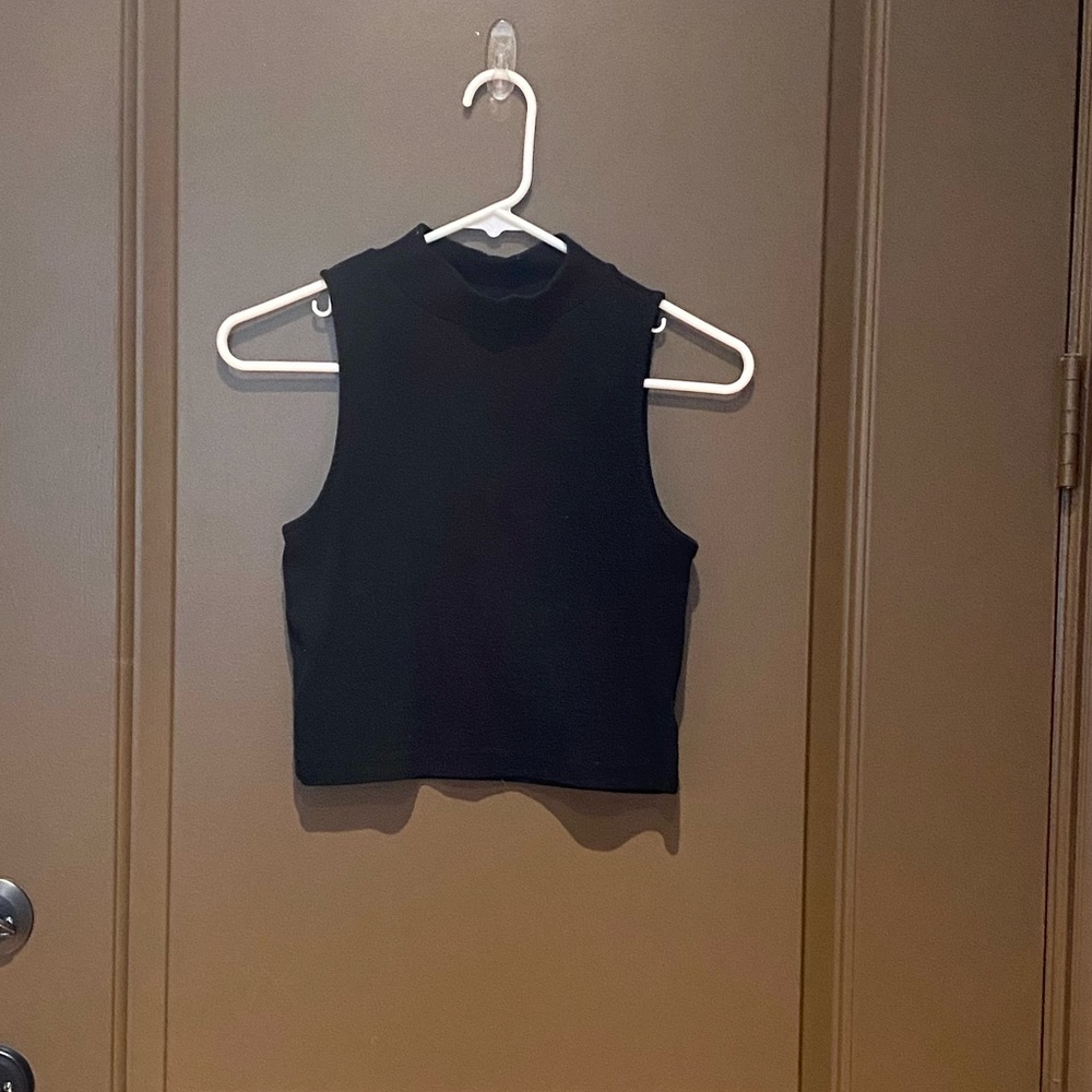 Black, thin ribbed crop top